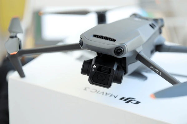 Skydio uav for videography with dual camera